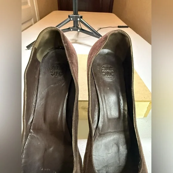 TORY BURCH Amy brown suede gold enamel logo detail low heel pumps shoes size 9.5 - Picture 8 of 12